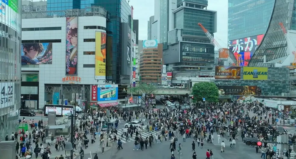 시부야-스크램블-교차로-Shibuya Crossing